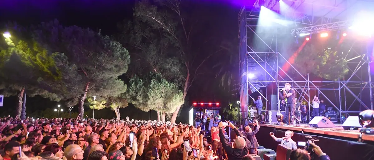 Messaggi contro Salvini e il dissing con Tony Effe, la folle notte di Fedez a Reggio tra palco e Instagram