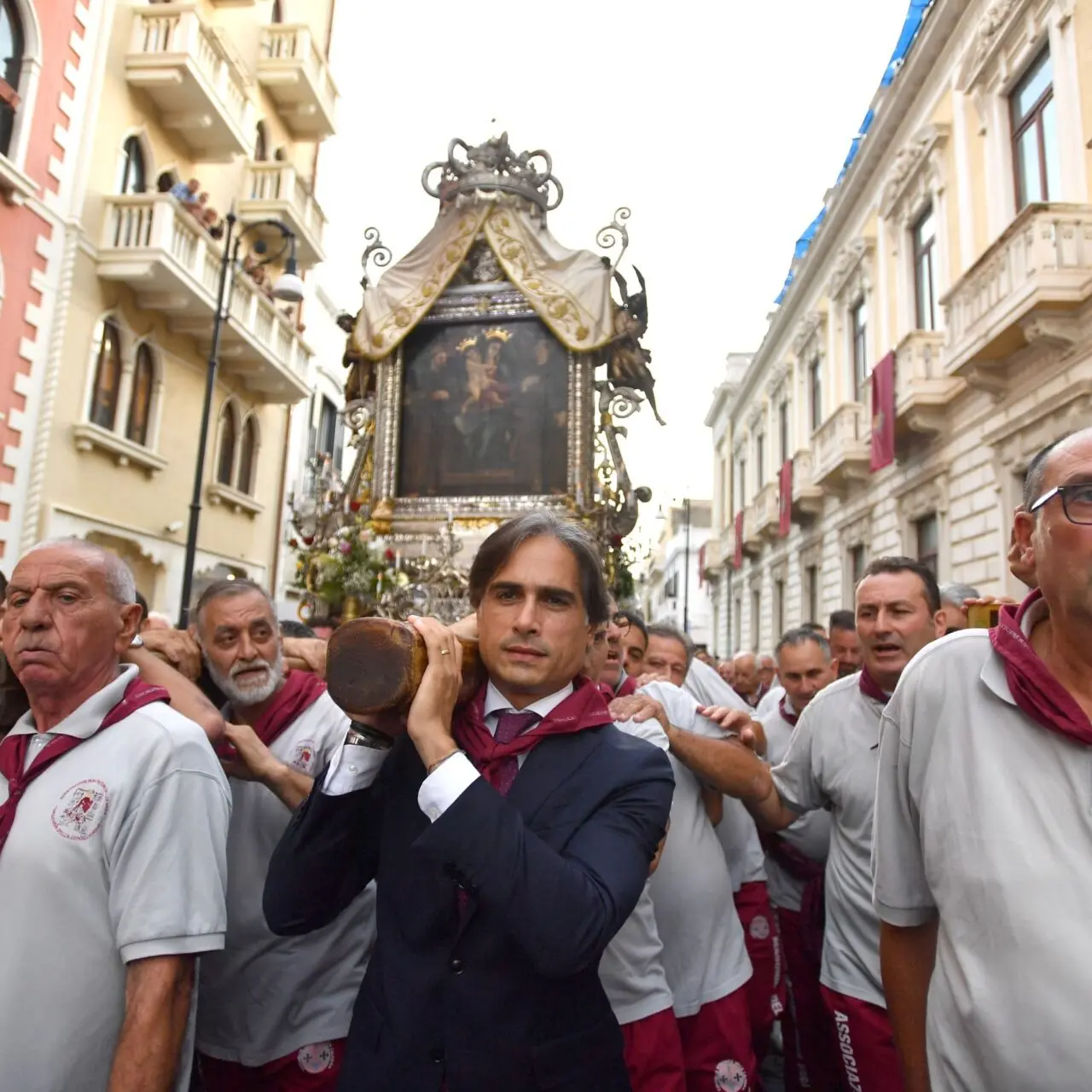 Il sindaco Falcomatà tra portatori Vara durante processione del martedì: «Momento emozionante»