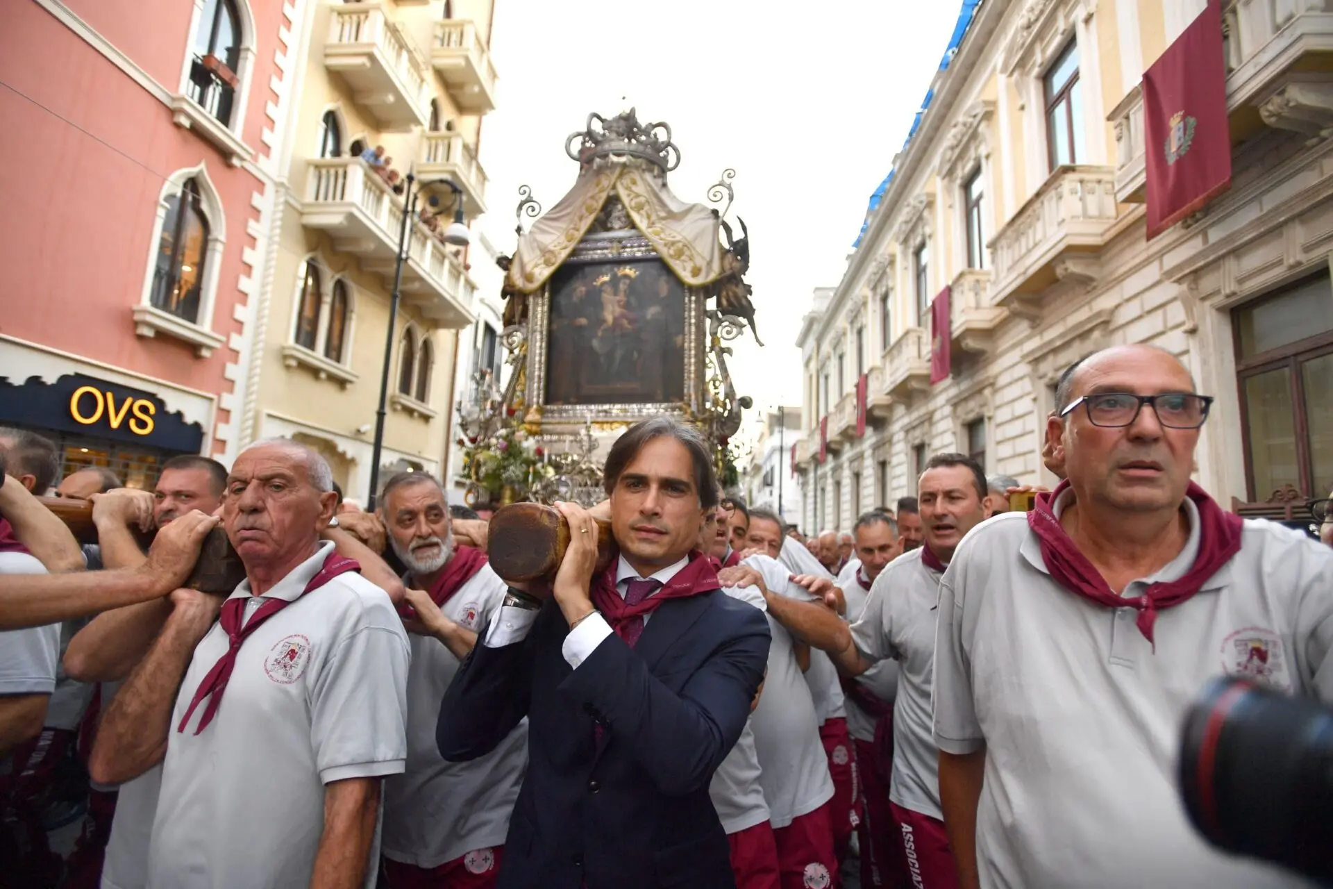 Il sindaco Falcomatà tra portatori Vara durante processione del martedì: «Momento emozionante»