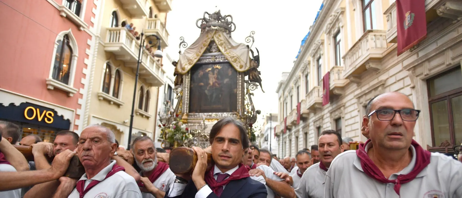 Il sindaco Falcomatà tra portatori Vara durante processione del martedì: «Momento emozionante»