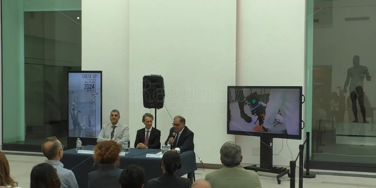 Reggio, i Bronzi sotto la lente dell’istituto per il Restauro del Mic: «Nel complesso stanno bene, necessari interventi ma in chiave preventiva» - VIDEO
