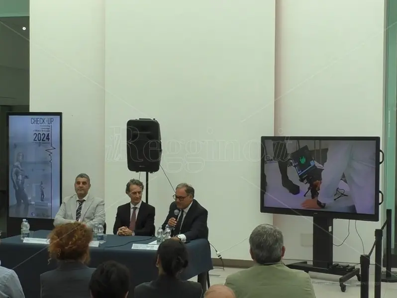 Reggio, i Bronzi sotto la lente dell’istituto per il Restauro del Mic: «Nel complesso stanno bene, necessari interventi ma in chiave preventiva» - VIDEO