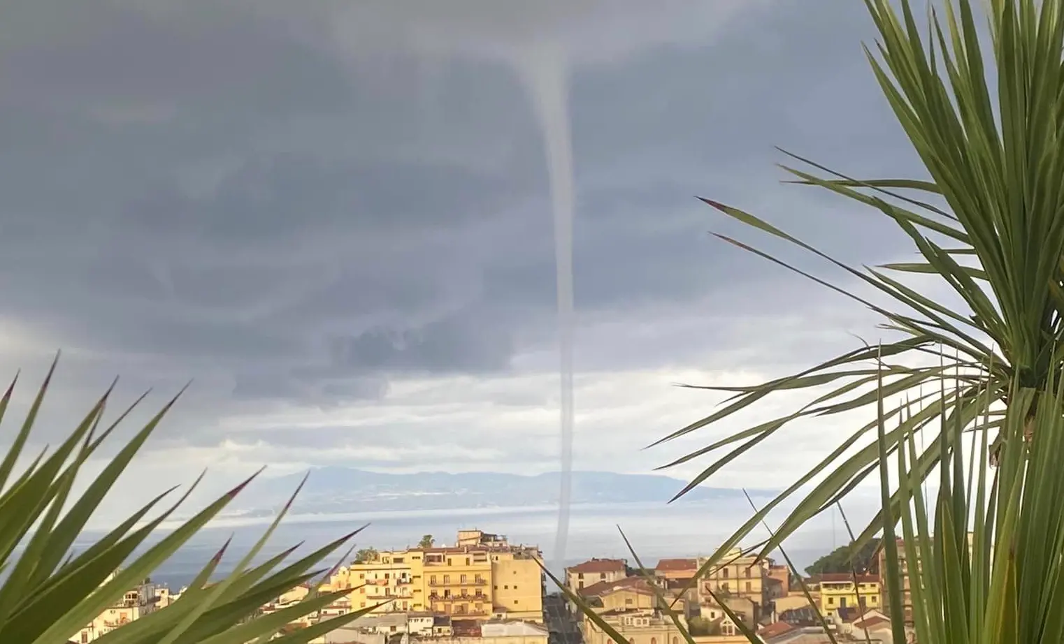 Palmi, spettacolare tromba marina davanti alla costa