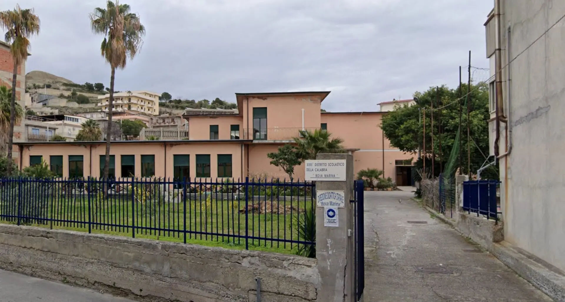 Chiusa la scuola primaria di Bova Marina. Il Sindaco: «Potrebbe venire giù tra 10 minuti»