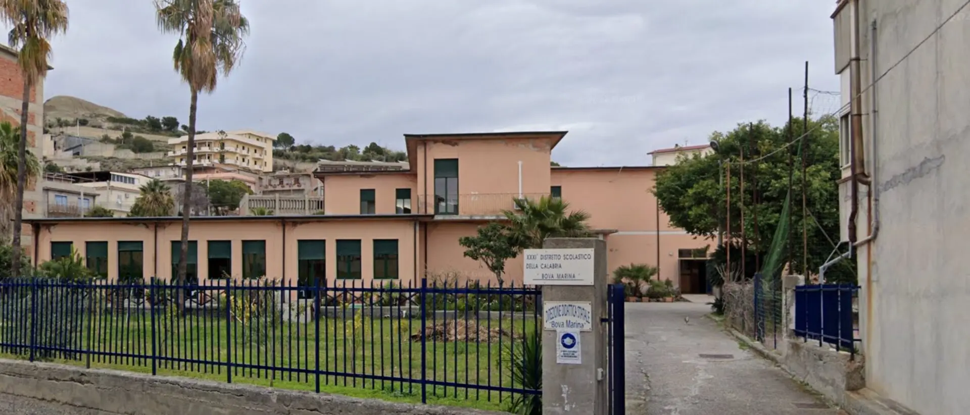 Chiusa la scuola primaria di Bova Marina. Il Sindaco: «Potrebbe venire giù tra 10 minuti»