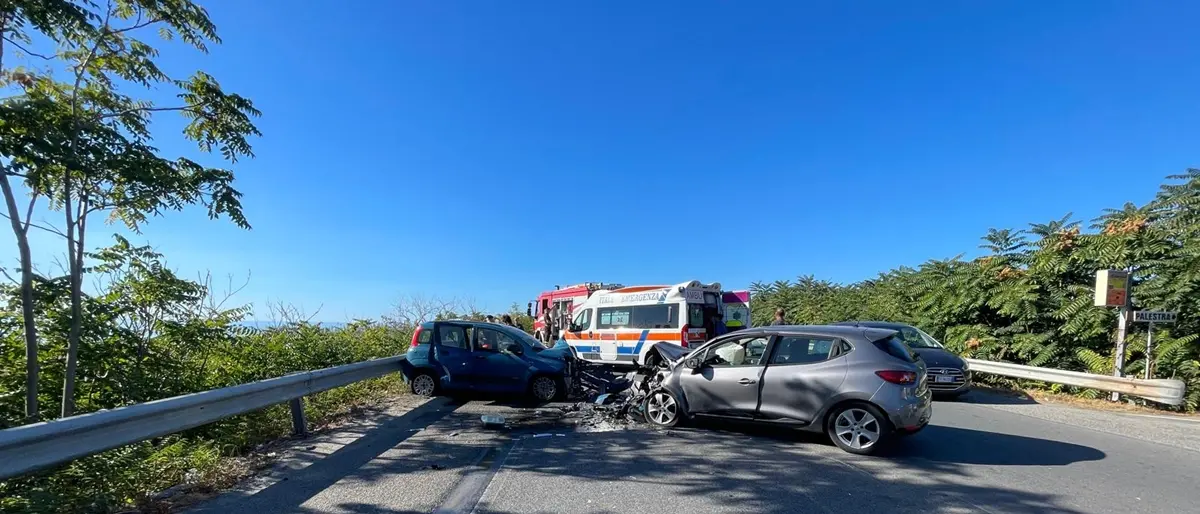 Incidente stradale sulla 106 tra Locri e Siderno: due feriti non gravi