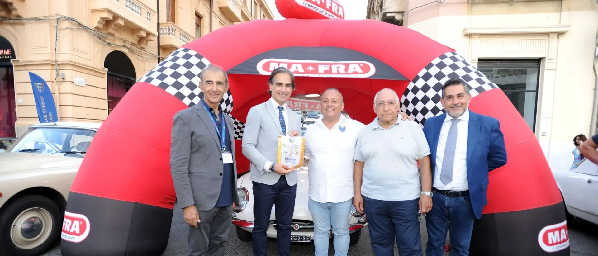 Il sindaco Falcomatà ha accolto i partecipanti al diciottesimo Grand Tour delle Calabria con auto storiche