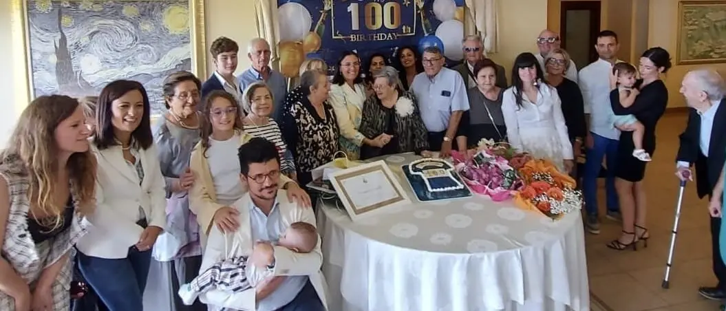 Villa, la signora Carmelina De Santis spegne 100 candeline