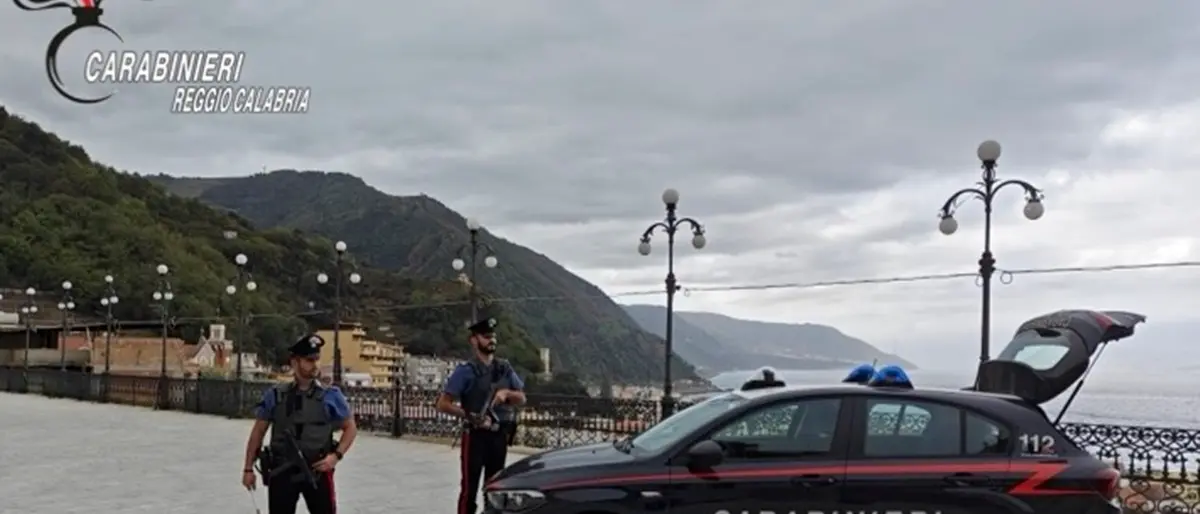 Bagnara, arrestati un uomo e una donna che spacciavano droga sulla spiaggia