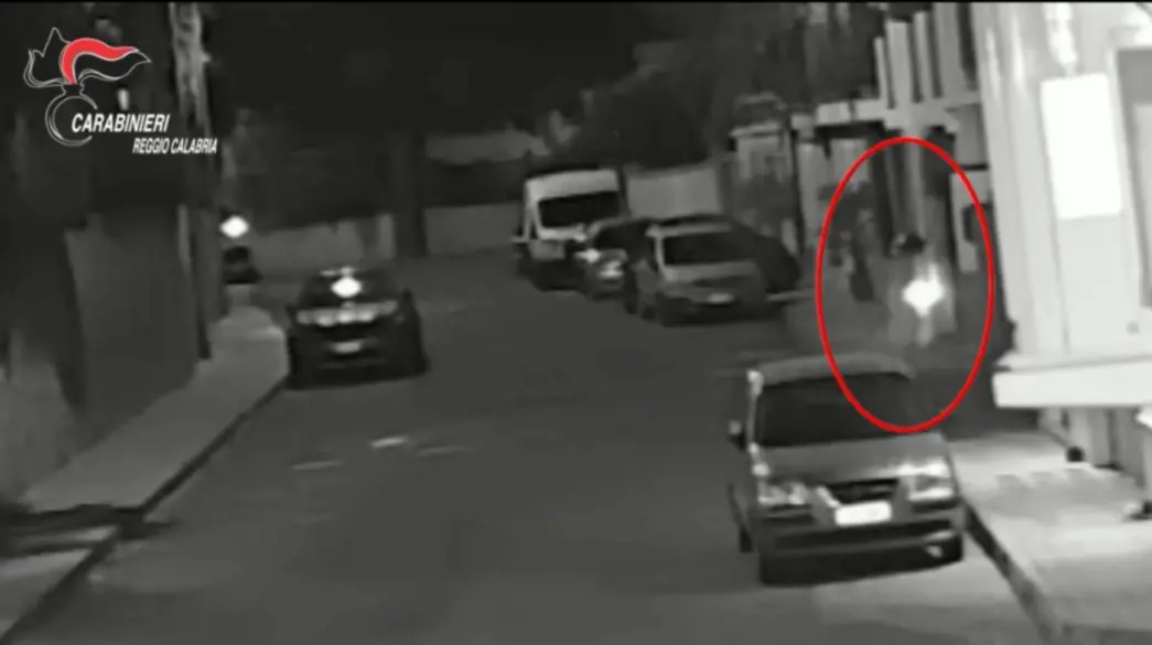 Palazzina incendiata a Gallico, arrestato 88enne. Le immagini dei Carabinieri - VIDEO