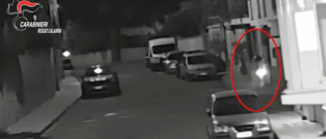 Palazzina incendiata a Gallico, arrestato 88enne. Le immagini dei Carabinieri - VIDEO