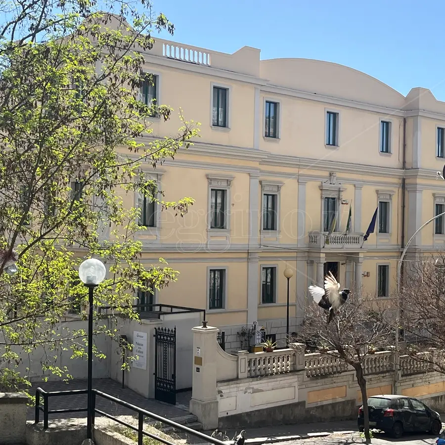 Rimossa la targa di palazzo Crupi, Fondazione Mediterranea: «Esempio di cancel culture»