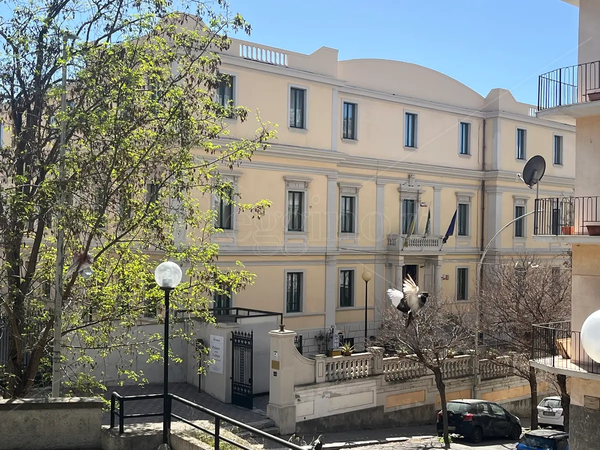 Rimossa la targa di palazzo Crupi, Fondazione Mediterranea: «Esempio di cancel culture»