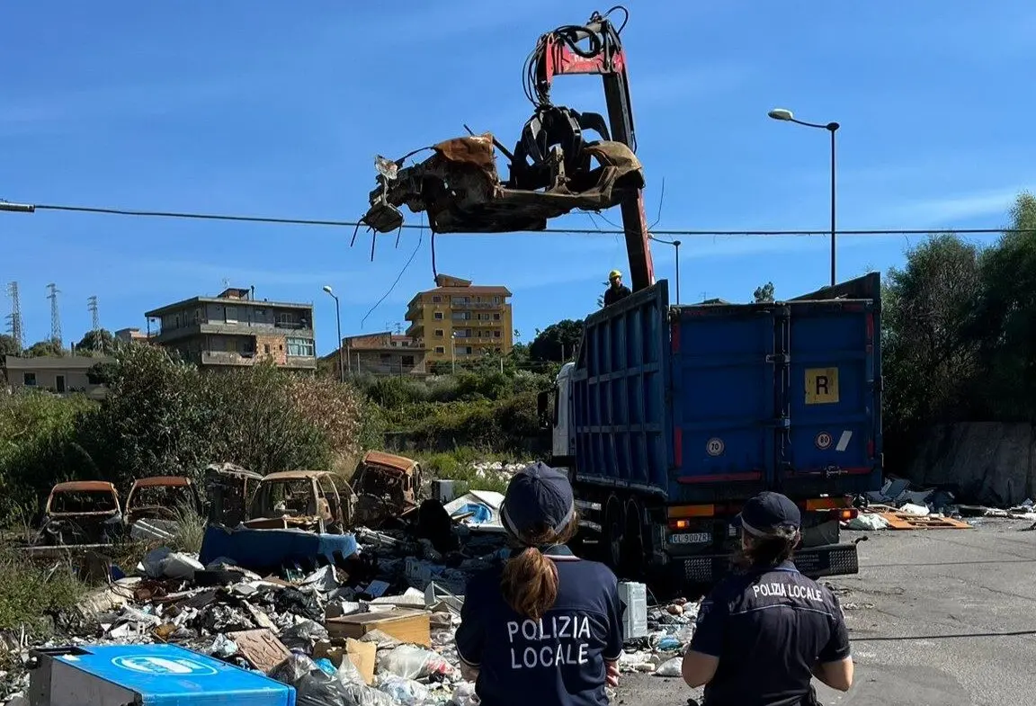 Sgomberate e smaltite circa 40 carcasse di vecchie auto ad Arghillà