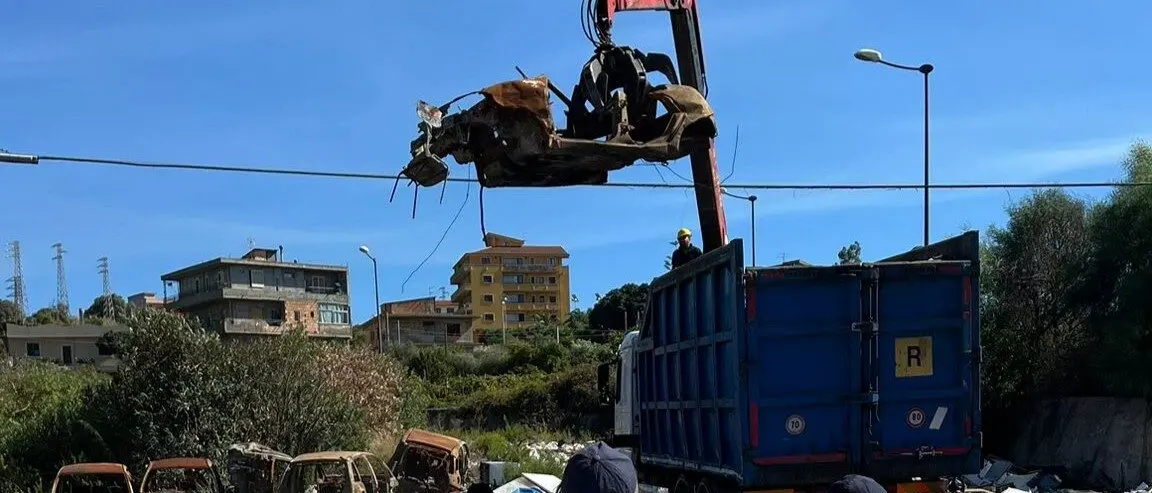 Sgomberate e smaltite circa 40 carcasse di vecchie auto ad Arghillà