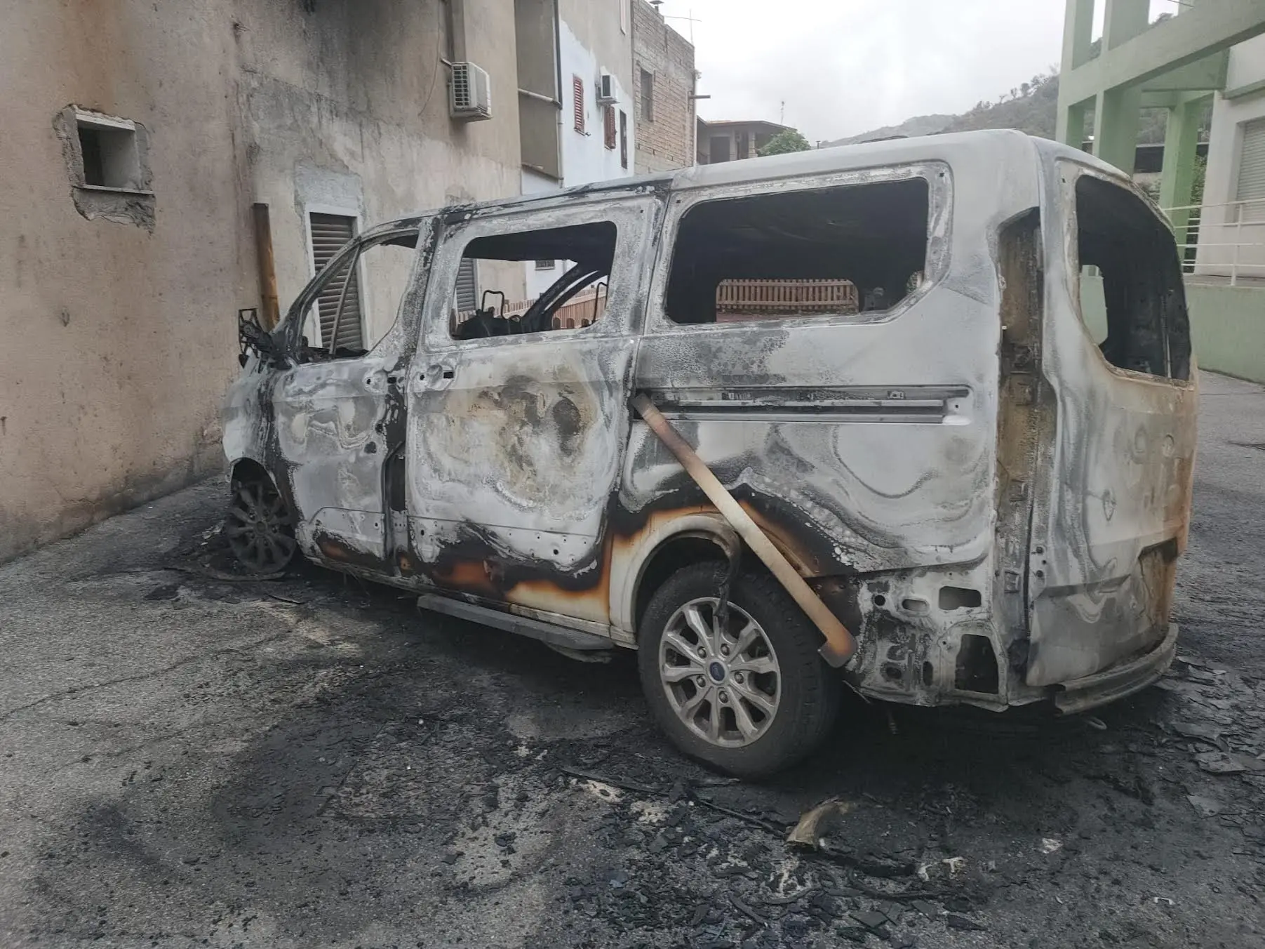 Pulmino incendiato a San Roberto, l’Associazione Comuni Area dello Stretto: «Gesto inaccettabile»