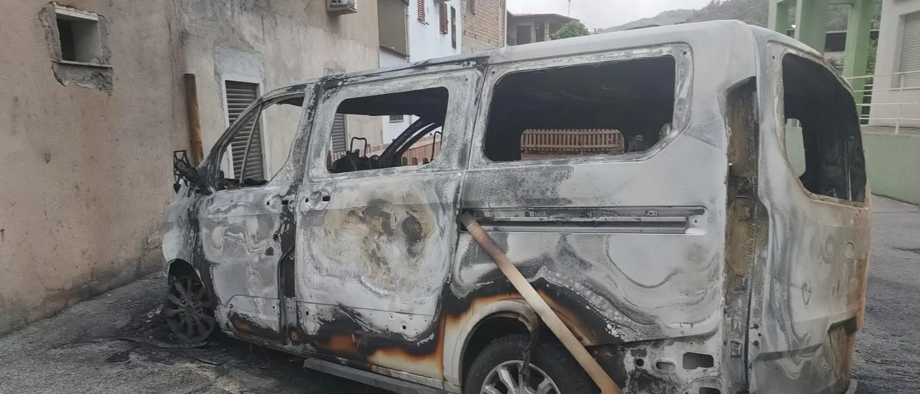 Pulmino incendiato a San Roberto, l’Associazione Comuni Area dello Stretto: «Gesto inaccettabile»