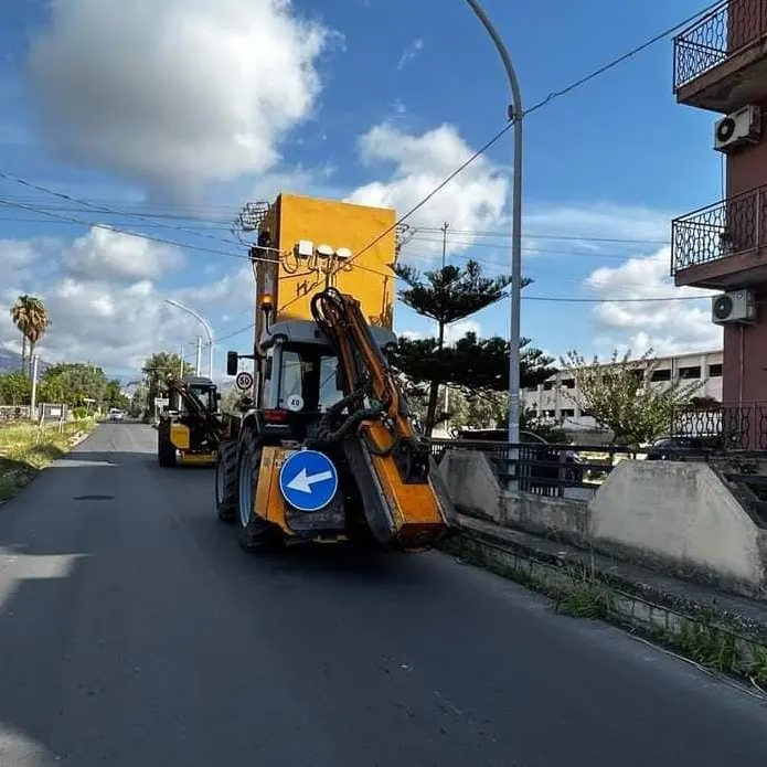 Iniziati i lavori di pulizia e sfalcio sulla SP 100 a Condofuri