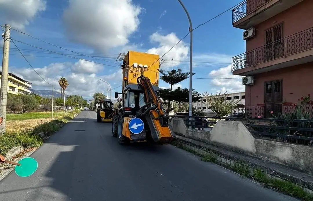 Iniziati i lavori di pulizia e sfalcio sulla SP 100 a Condofuri