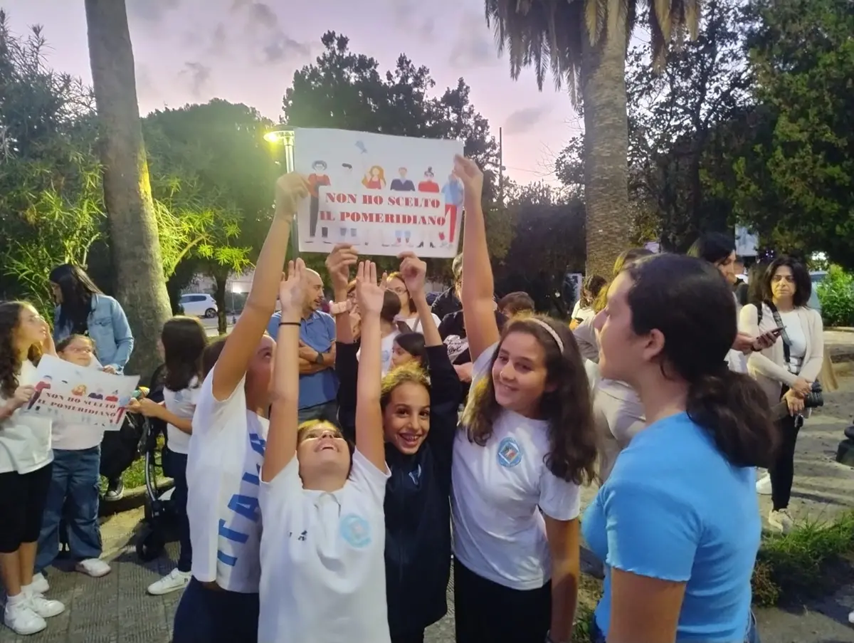 Reggio, genitori, alunni e docenti davanti alla scuola chiusa di Catona: «Ancora nessuna delibera. Manifestiamo la nostra amarezza»