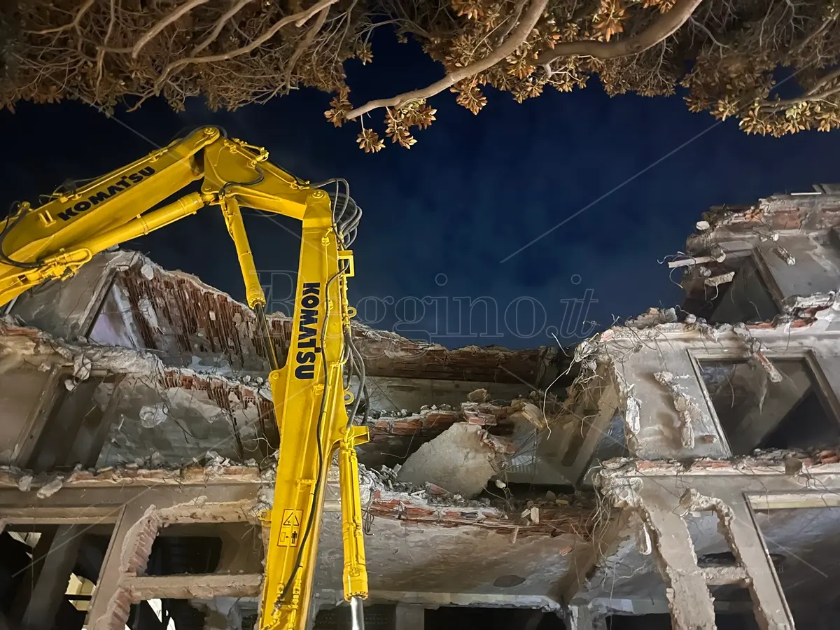 Mediterranean Cultural Gate di Reggio, al via la demolizione dell'ex cinema Orchidea - FOTO e VIDEO