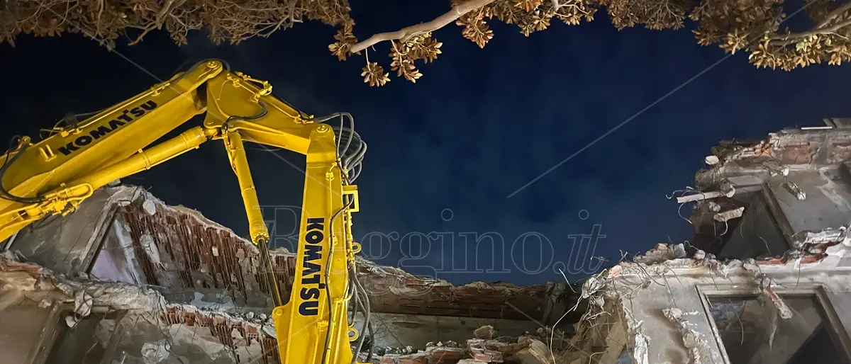 Mediterranean Cultural Gate di Reggio, al via la demolizione dell'ex cinema Orchidea - FOTO e VIDEO
