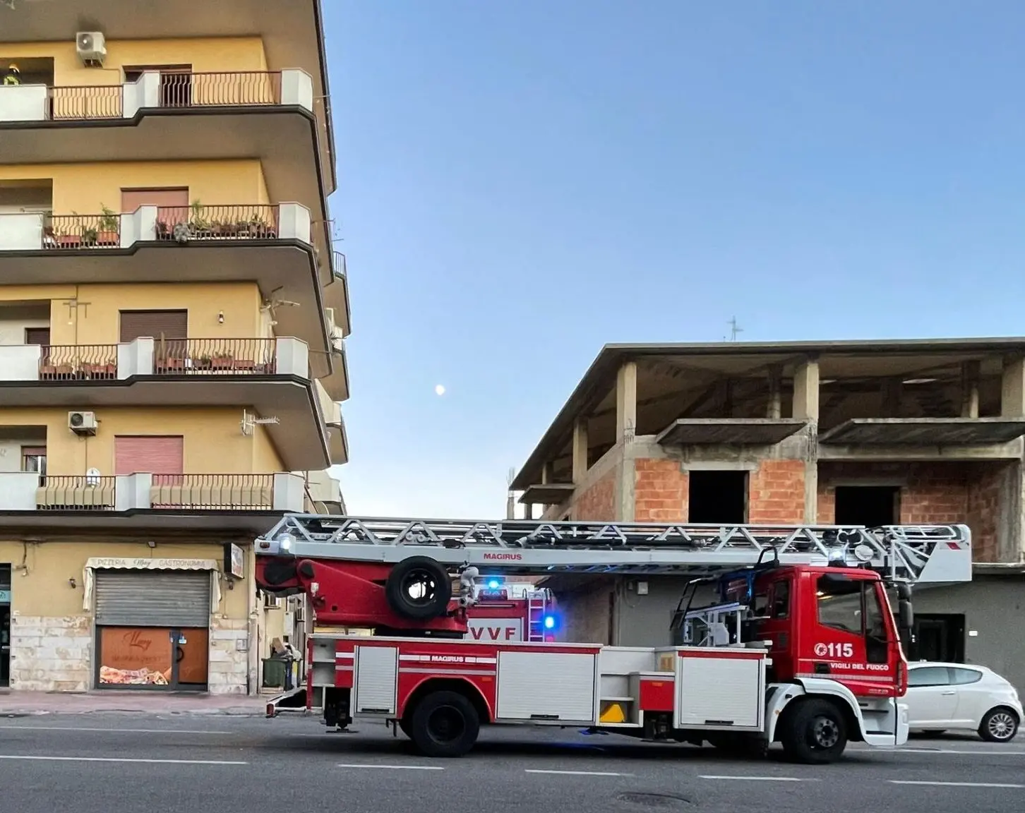 Incendio a Locri, anziana muore intrappolata nel suo appartamento