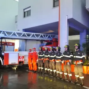 L'omaggio degli operatori sanitari per i pompieri morti in Piemonte
