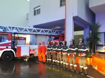 L'omaggio degli operatori sanitari per i pompieri morti in Piemonte