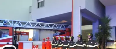 L'omaggio degli operatori sanitari per i pompieri morti in Piemonte