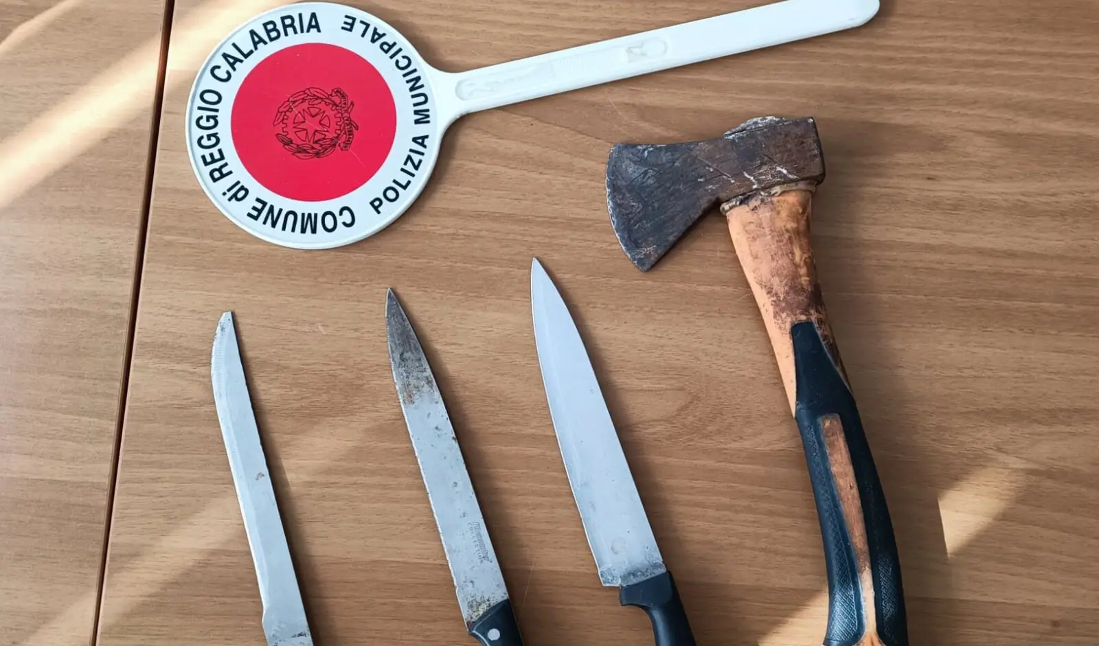 Reggio, sgomberato dalla Polizia Locale occupante abusivo in possesso di ascia e coltelli