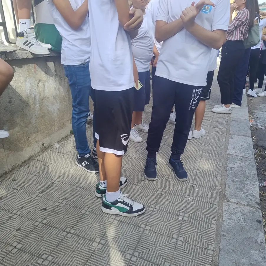 Caso scuola Catona, famiglie esasperate: nel pomeriggio le classi rimangono fuori per protesta