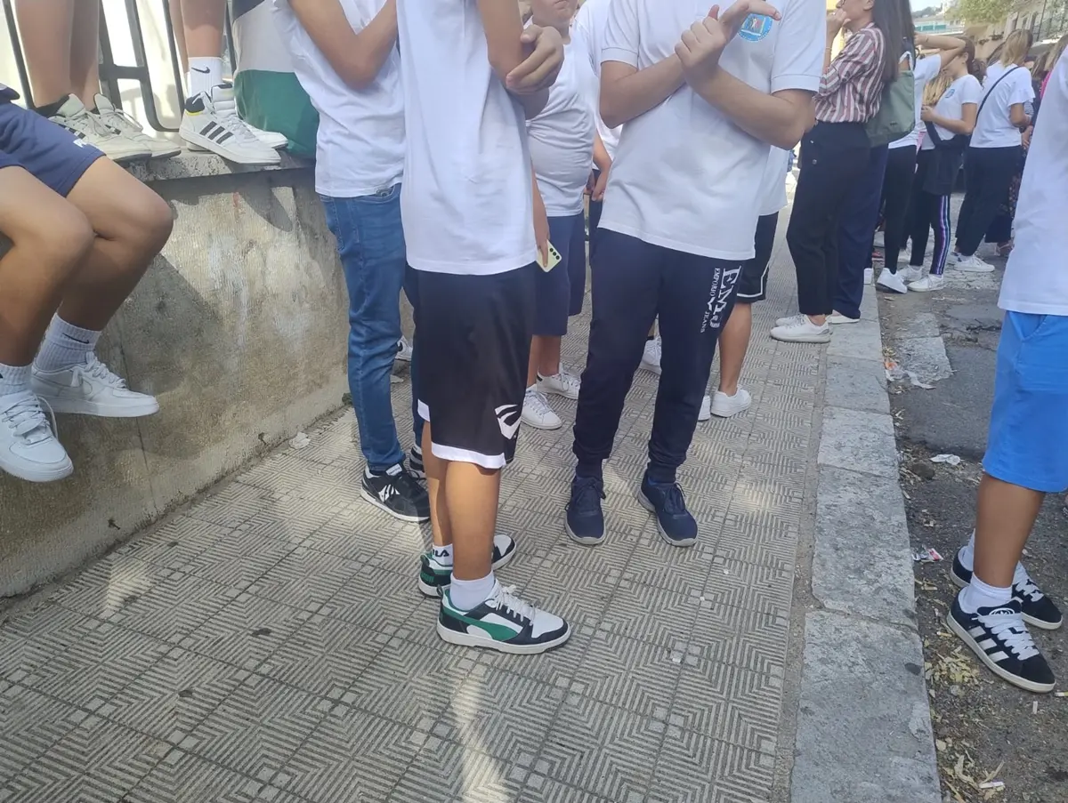 Caso scuola Catona, famiglie esasperate: nel pomeriggio le classi rimangono fuori per protesta