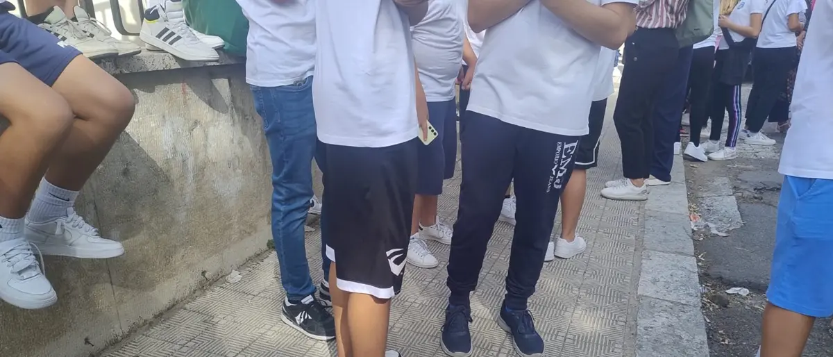 Caso scuola Catona, famiglie esasperate: nel pomeriggio le classi rimangono fuori per protesta