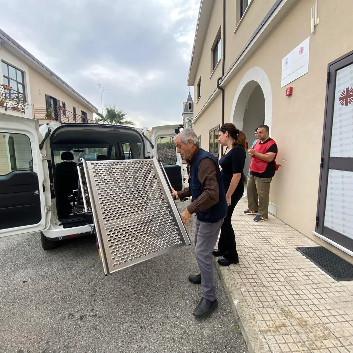 Caritas Diocesana e Fondazione Mario Diana donano un furgone a una famiglia di San Luca