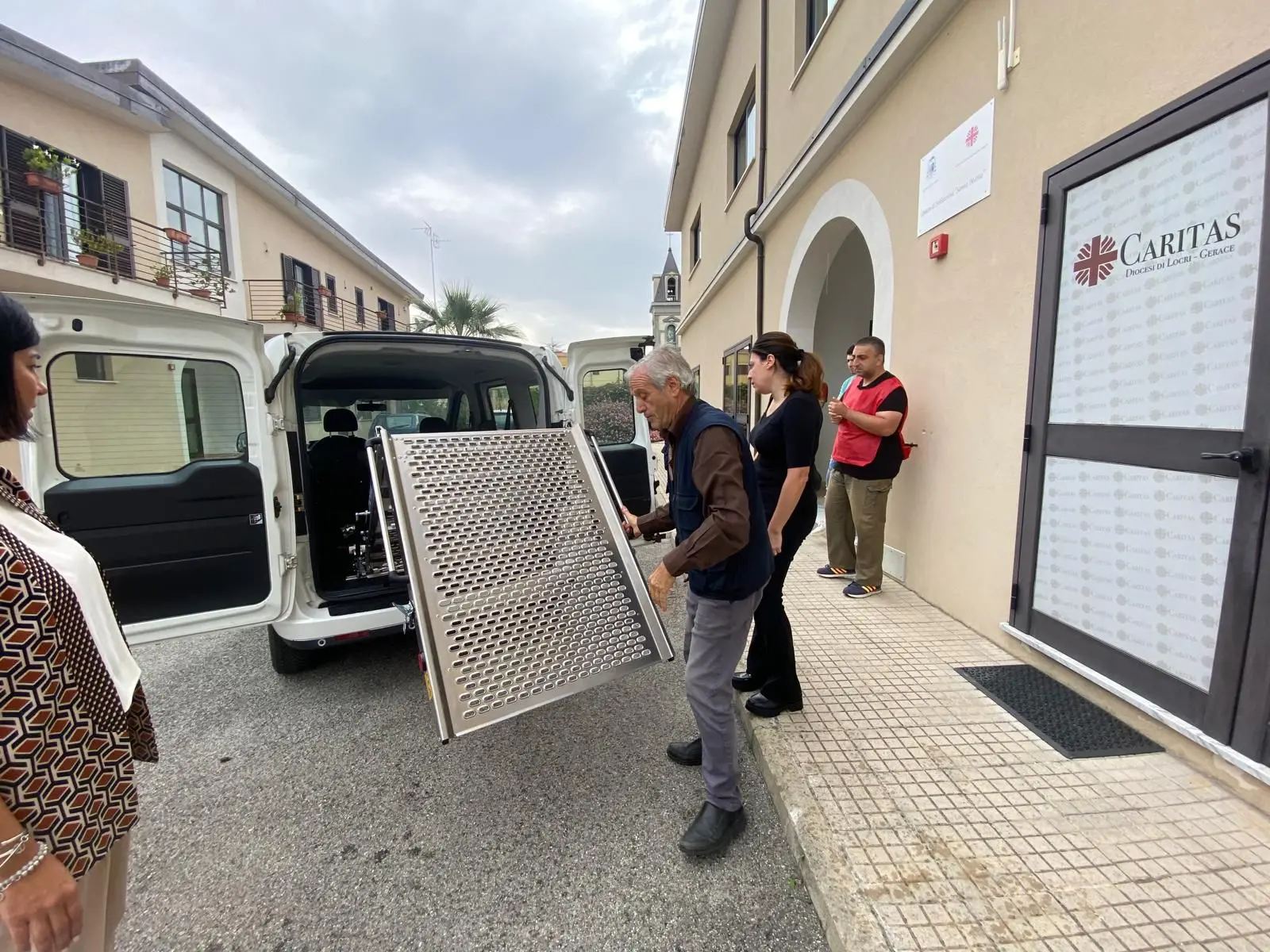 Caritas Diocesana e Fondazione Mario Diana donano un furgone a una famiglia di San Luca