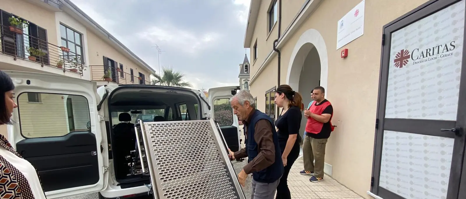 Caritas Diocesana e Fondazione Mario Diana donano un furgone a una famiglia di San Luca