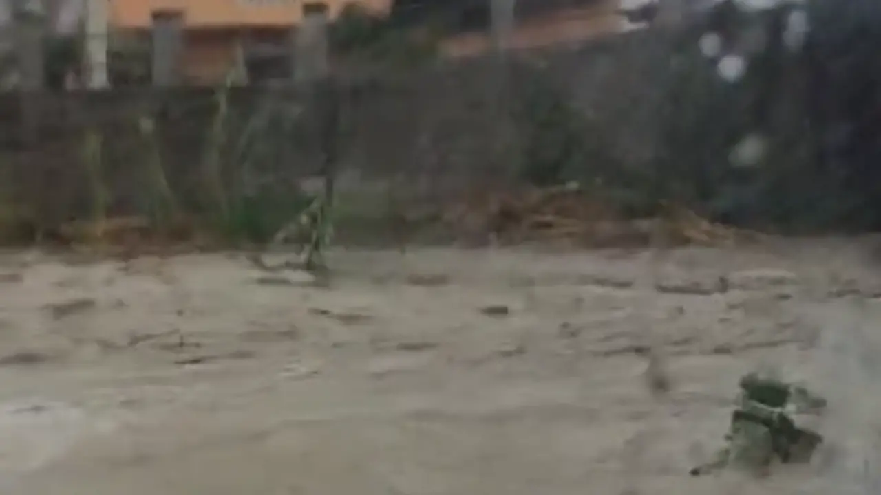 Paura a Bova Marina: auto trascinata dalla piena del torrente Siderone, famiglia salvata dalla Polizia