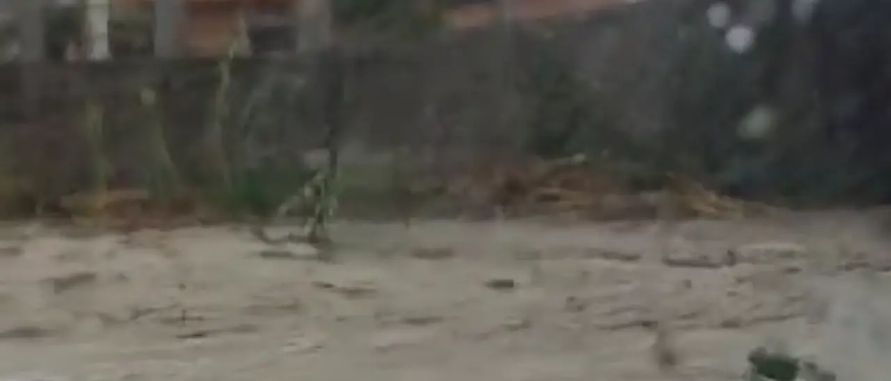 Paura a Bova Marina: auto trascinata dalla piena del torrente Siderone, famiglia salvata dalla Polizia