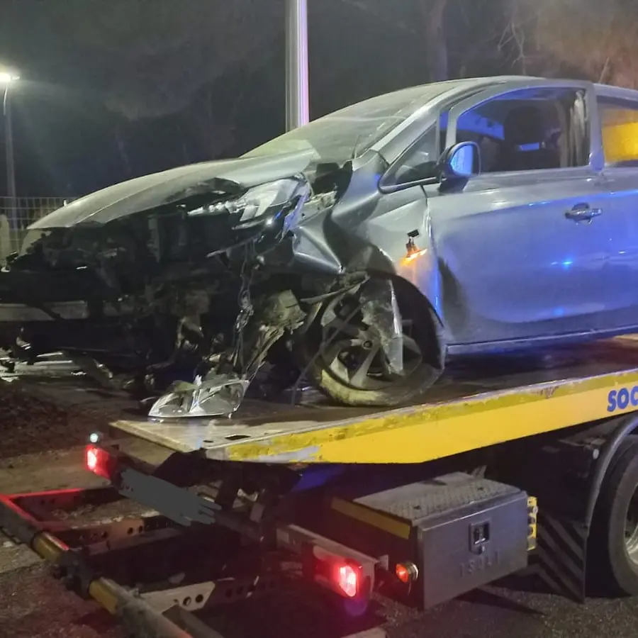 Spettacolare incidente nella notte a Reggio: non si accorge della rotonda e ci sale sopra
