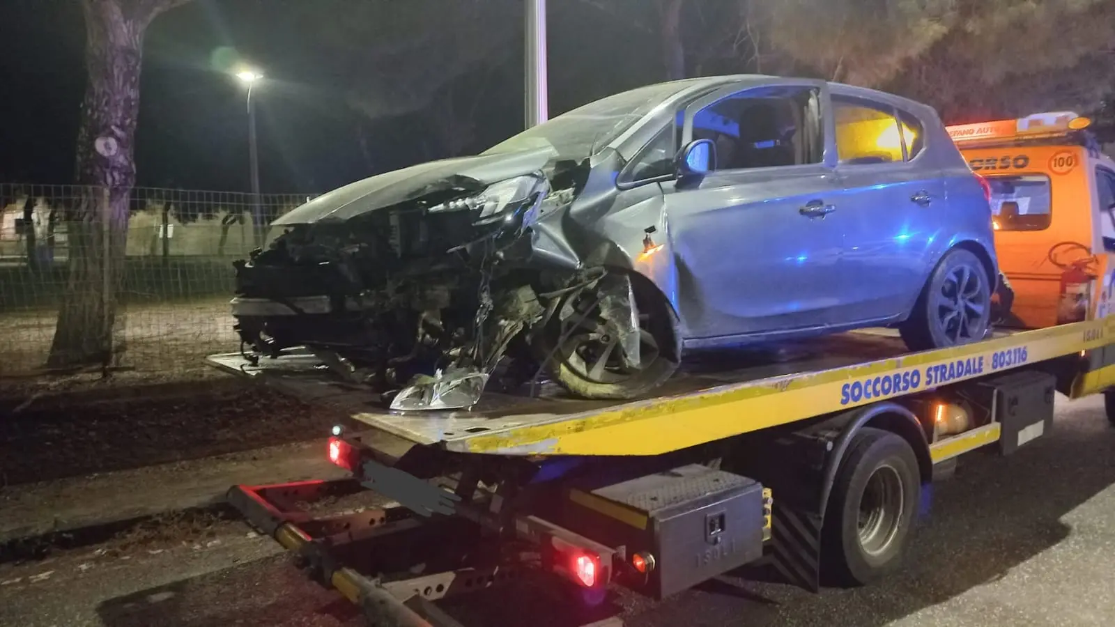 Spettacolare incidente nella notte a Reggio: non si accorge della rotonda e ci sale sopra