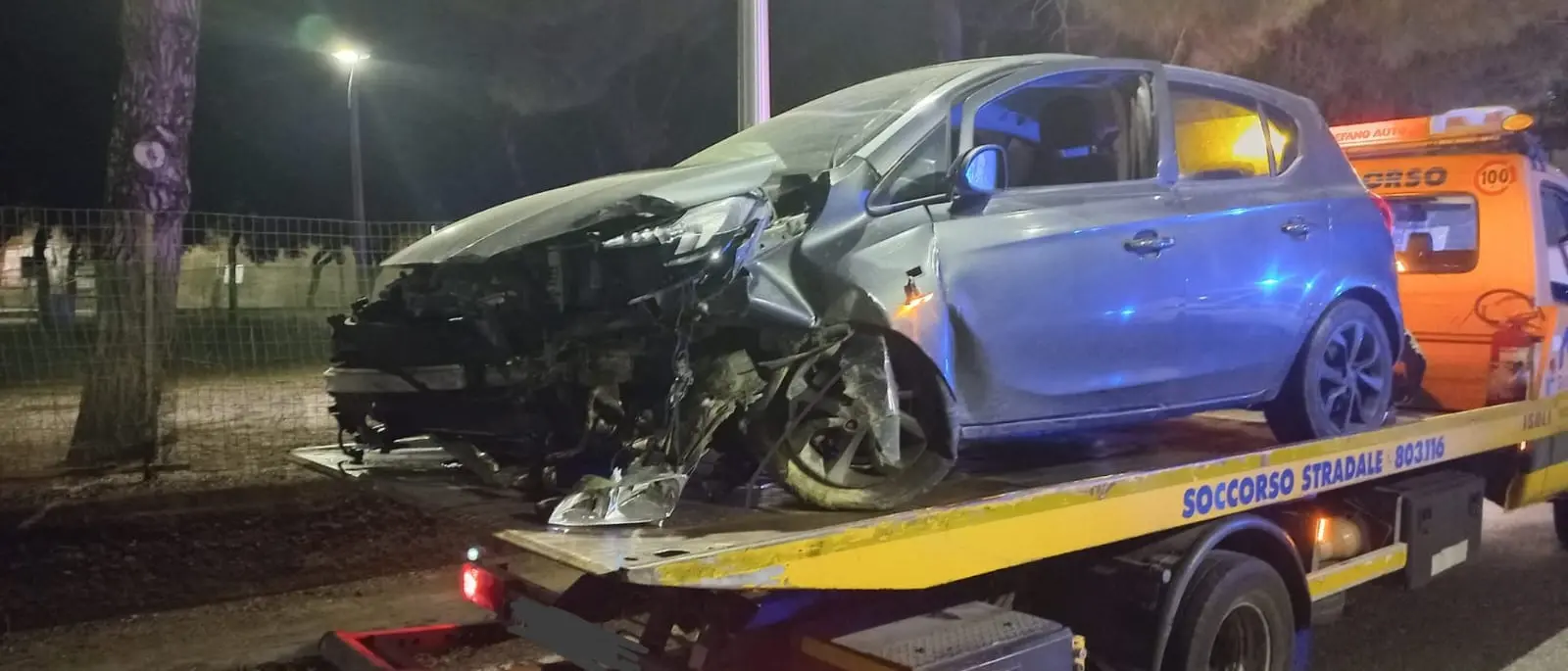 Spettacolare incidente nella notte a Reggio: non si accorge della rotonda e ci sale sopra