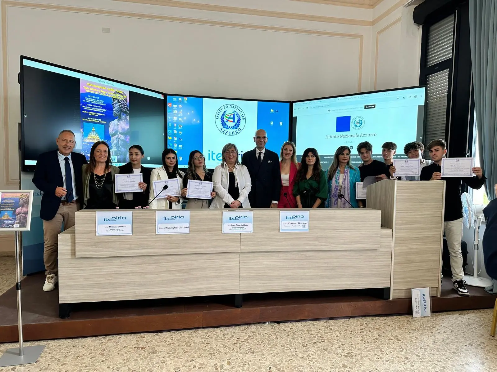 Cerimonia di consegna degli attestati ai ragazzi del Piria dopo un'importante esperienza