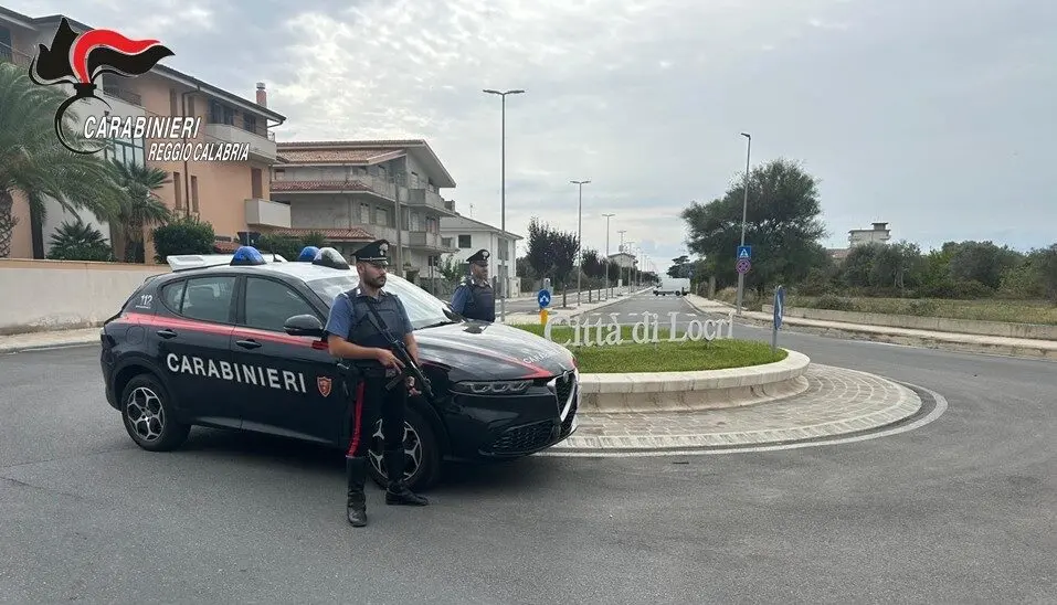 Locri, allacci abusivi alla rete elettrica: scoperti dai Carabinieri una società di infissi e un negozio di surgelati