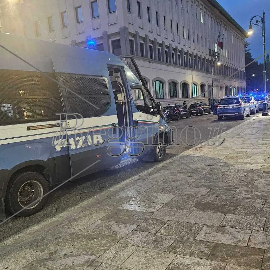 Blitz della Polizia a Reggio in serata: diversi fermati per spaccio