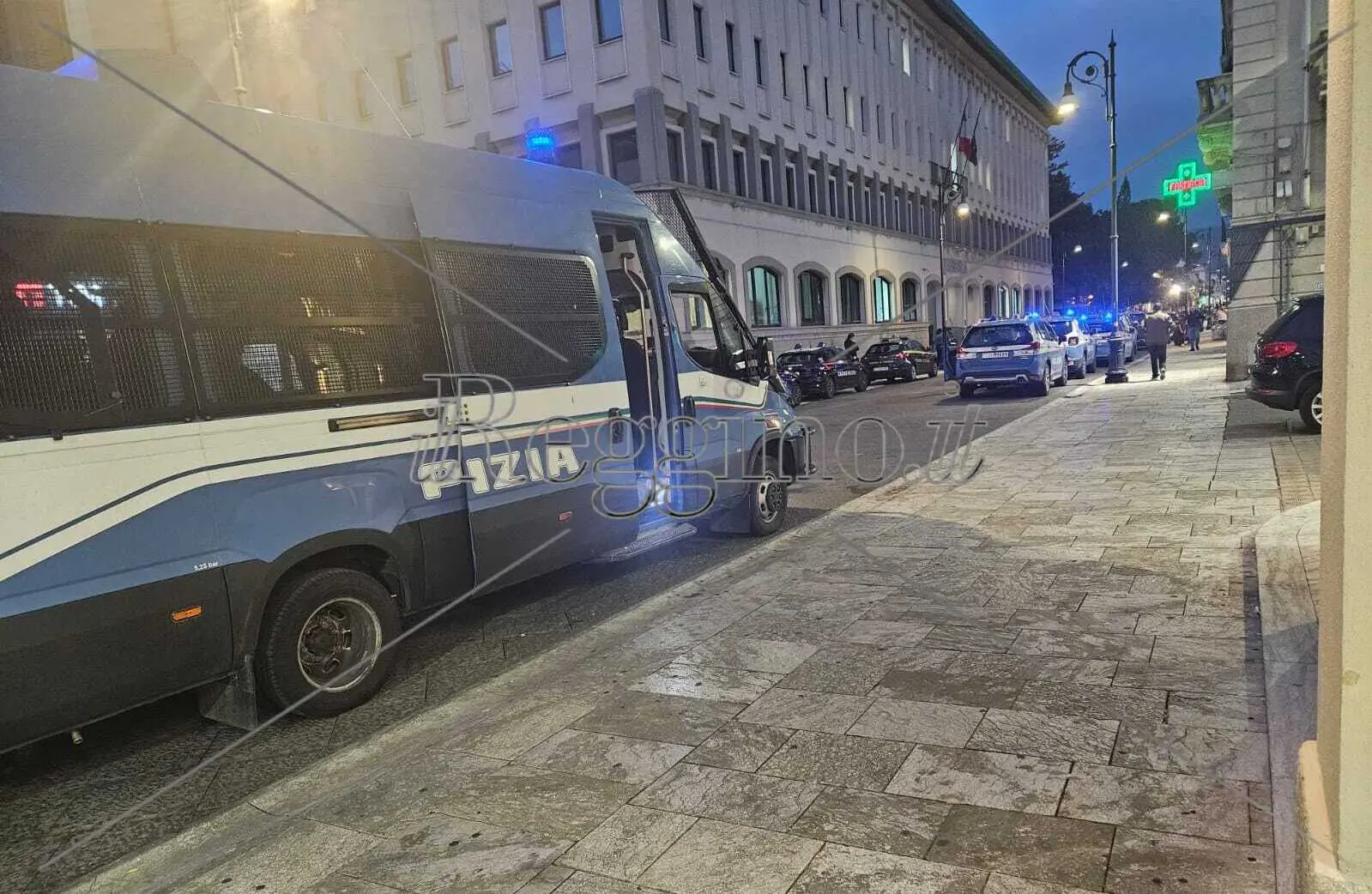 Blitz della Polizia a Reggio in serata: diversi fermati per spaccio