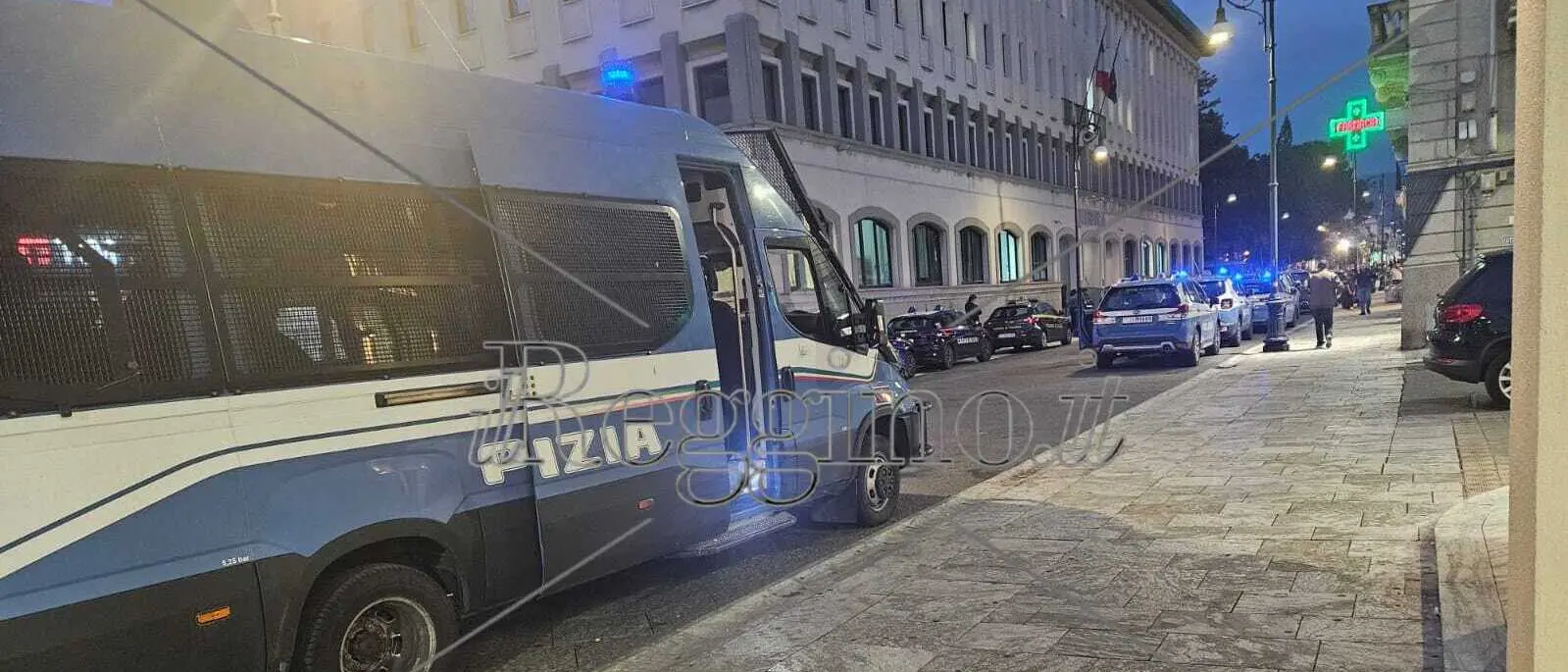 Blitz della Polizia a Reggio in serata: diversi fermati per spaccio