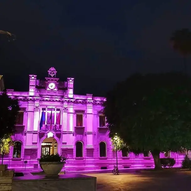 Palazzo San Giorgio si illumina di rosa, per la campagna “Nastro rosa 2024” per la lotta contro il tumore al seno
