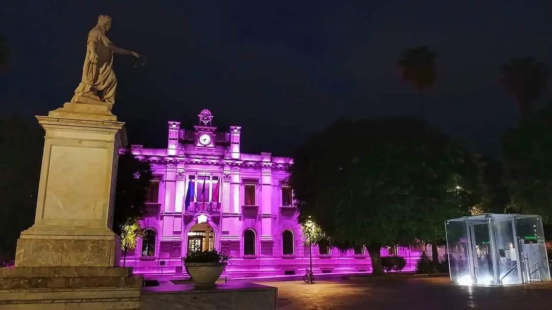 Palazzo San Giorgio si illumina di rosa, per la campagna “Nastro rosa 2024” per la lotta contro il tumore al seno