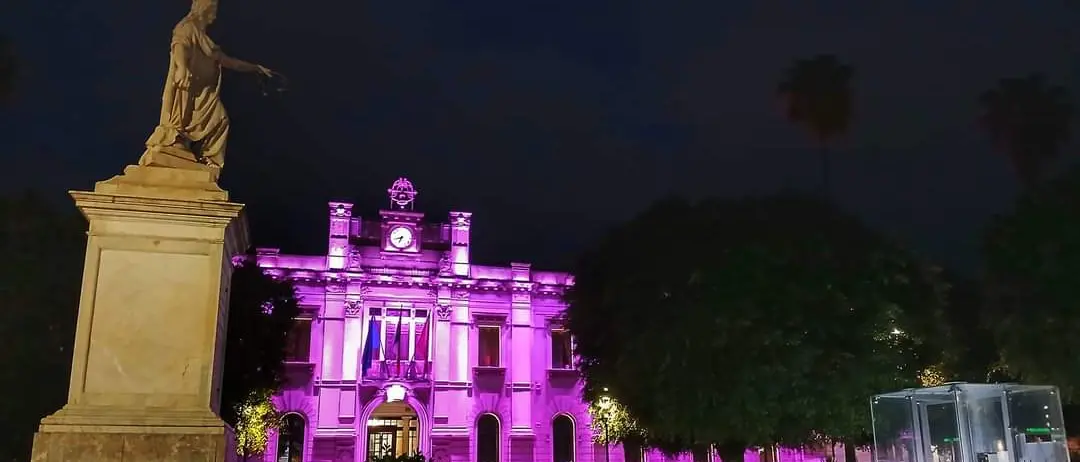 Palazzo San Giorgio si illumina di rosa, per la campagna “Nastro rosa 2024” per la lotta contro il tumore al seno